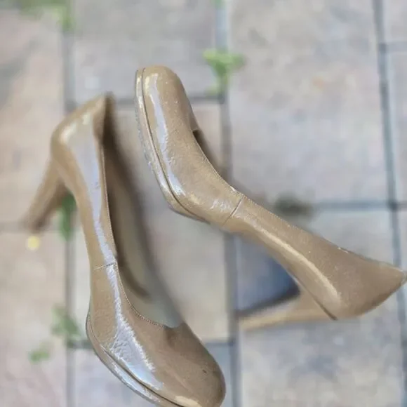 Naturalizer Taupe Patent Platform Pumps Round Toe Heels Women’s Size 9 - Picture 6 of 6
